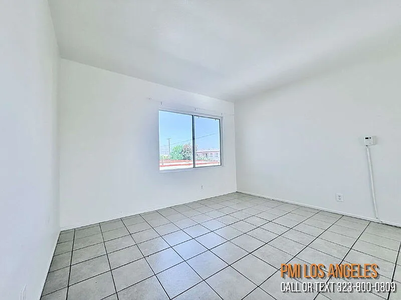 3 bed, 1.0 bath, 1000 sqft, $2,495 — Photo 2