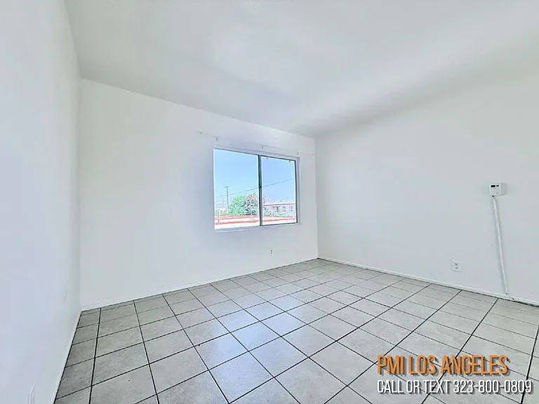 943 W 68th St — Photo 2