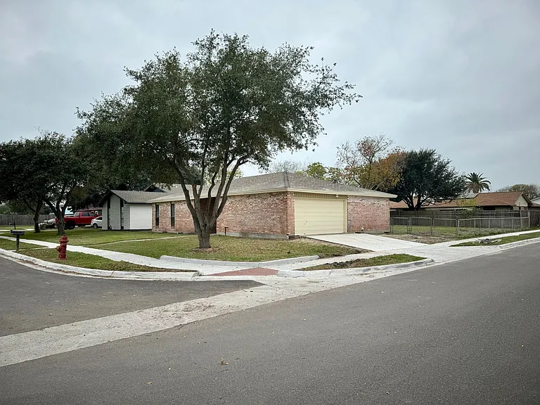 1405 Seville Dr — Photo 3