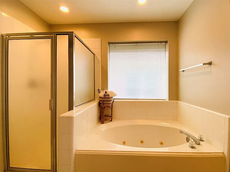 1404 Helmsley Dr — Photo 14