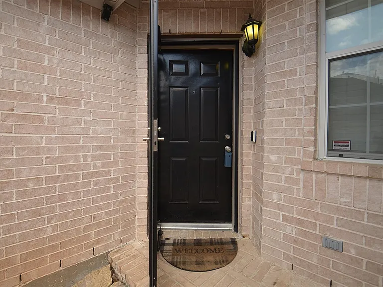 2911 Meadowglen Cv — Photo 5