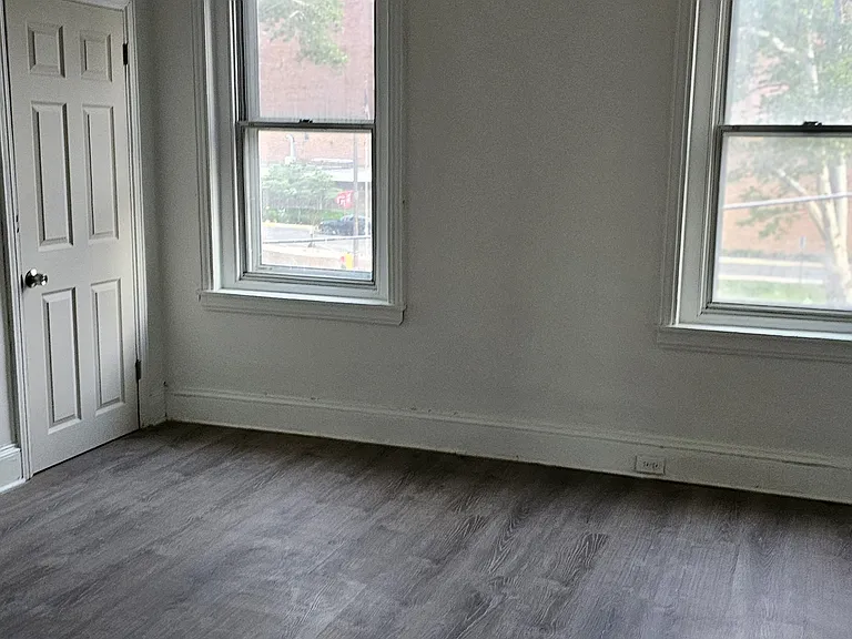 159 E Lehigh Ave — Photo 4