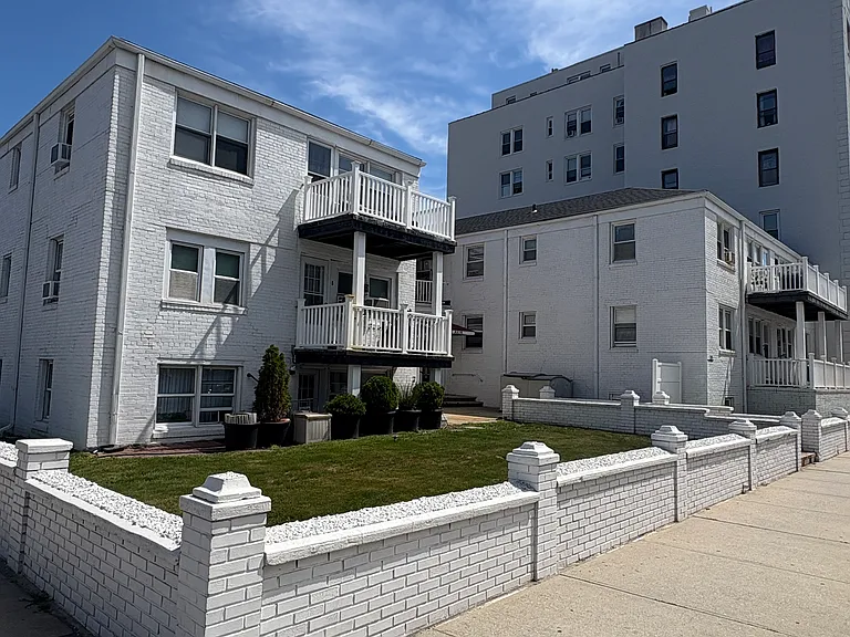 205 E Broadway #6B — Photo 1