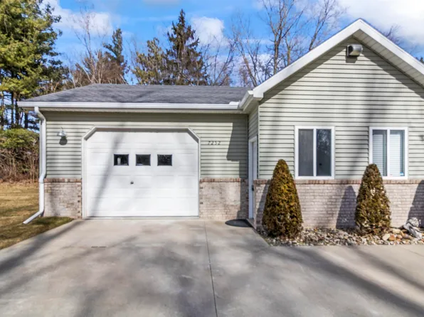 7252 Lakeshore Rd, Lakeport, MI 48059