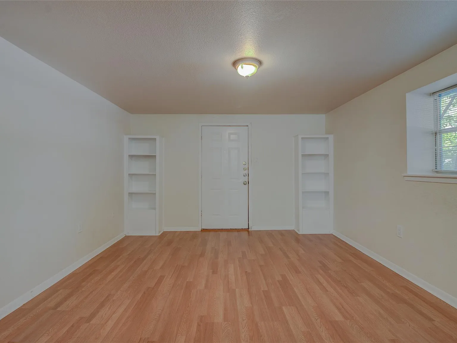 2 bed, 1.0 bath, 945 sqft, $995 — Photo 4
