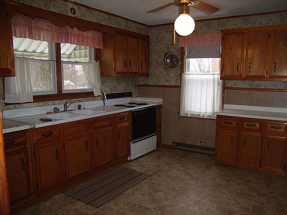 Eat-in kitchen with electric range