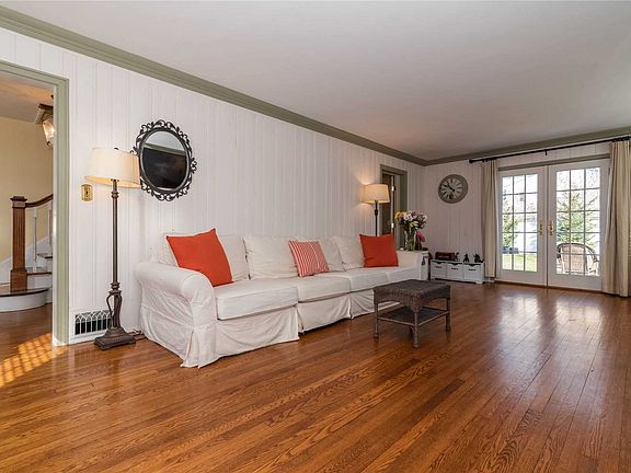4th image of 29 Fairway Dr E