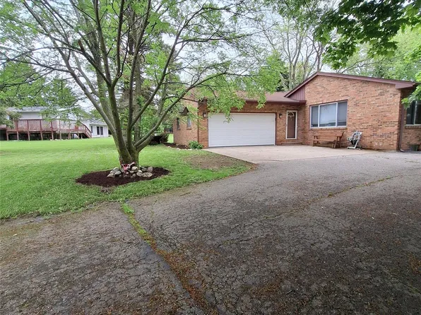3827 Woodland Dr, Metamora, MI 48455