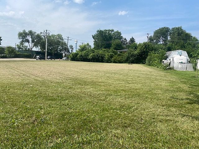 2nd image of 617 N Wilke Rd
