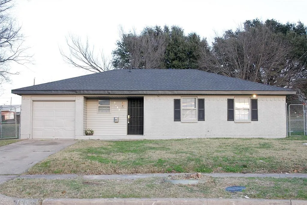 3 bed, 1.0 bath, 1011 sqft, $1,600 — Photo 2