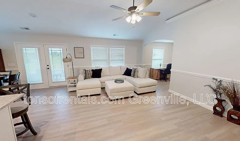 2212 Davenport Ct — Photo 2