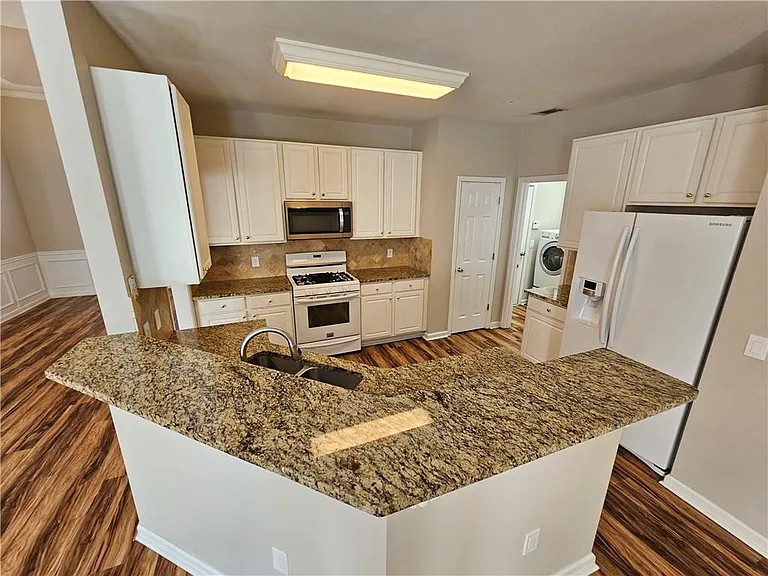 1550 Argonne Ln — Photo 2