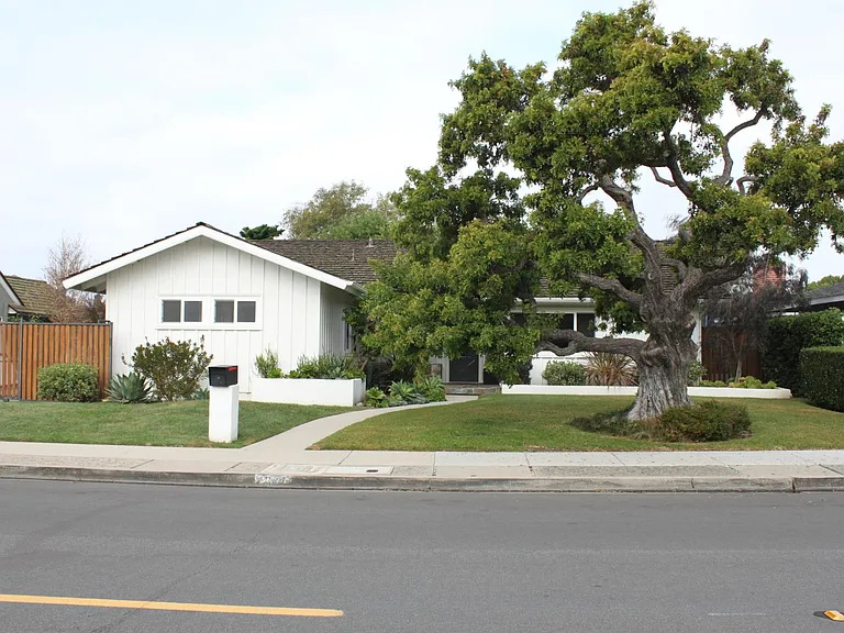 1207 Devon Ln — Photo 2