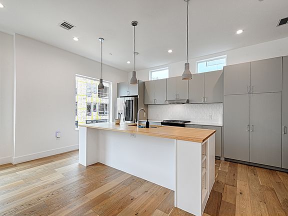 4th image of 236 Melba St #101