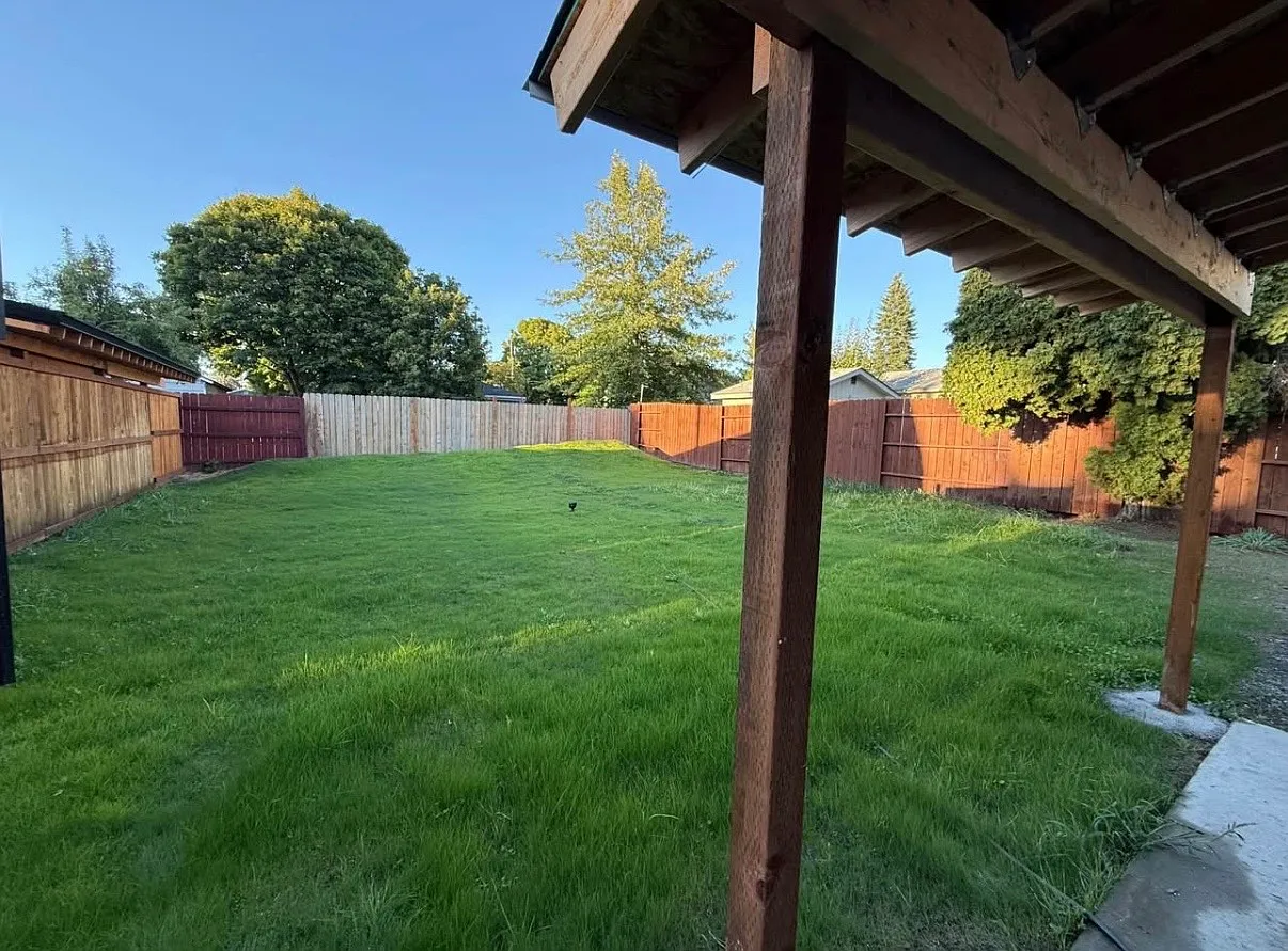 523 E Locust Ave — Photo 2