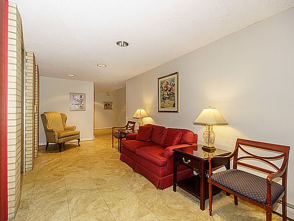 3rd image of 215 Marengo Ave APT 2E