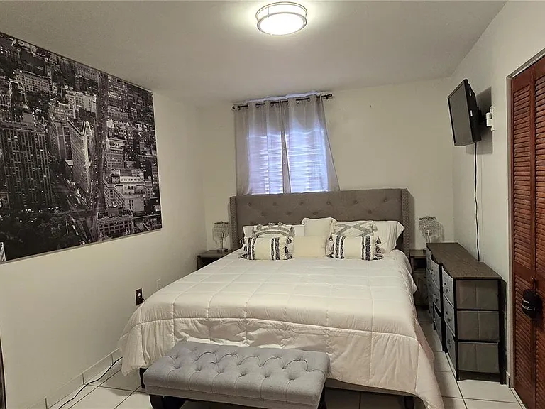 1345 W 41st St #6 — Photo 10