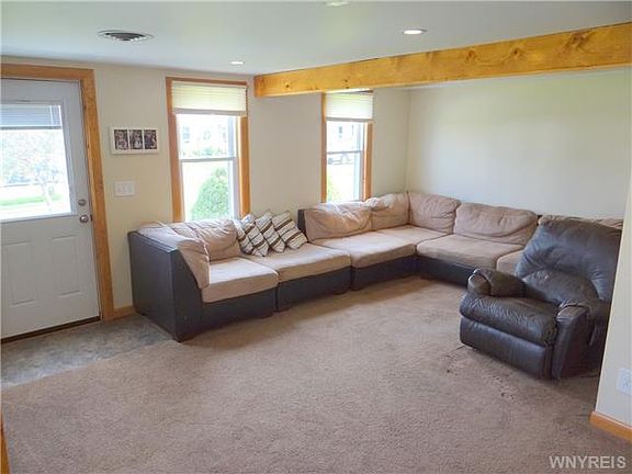 4th image of 124 Evergreen Pl