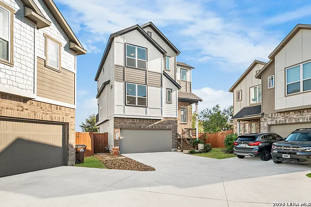 4 bed, 4.0 bath, 2088 sqft, $2,200 — Photo 1