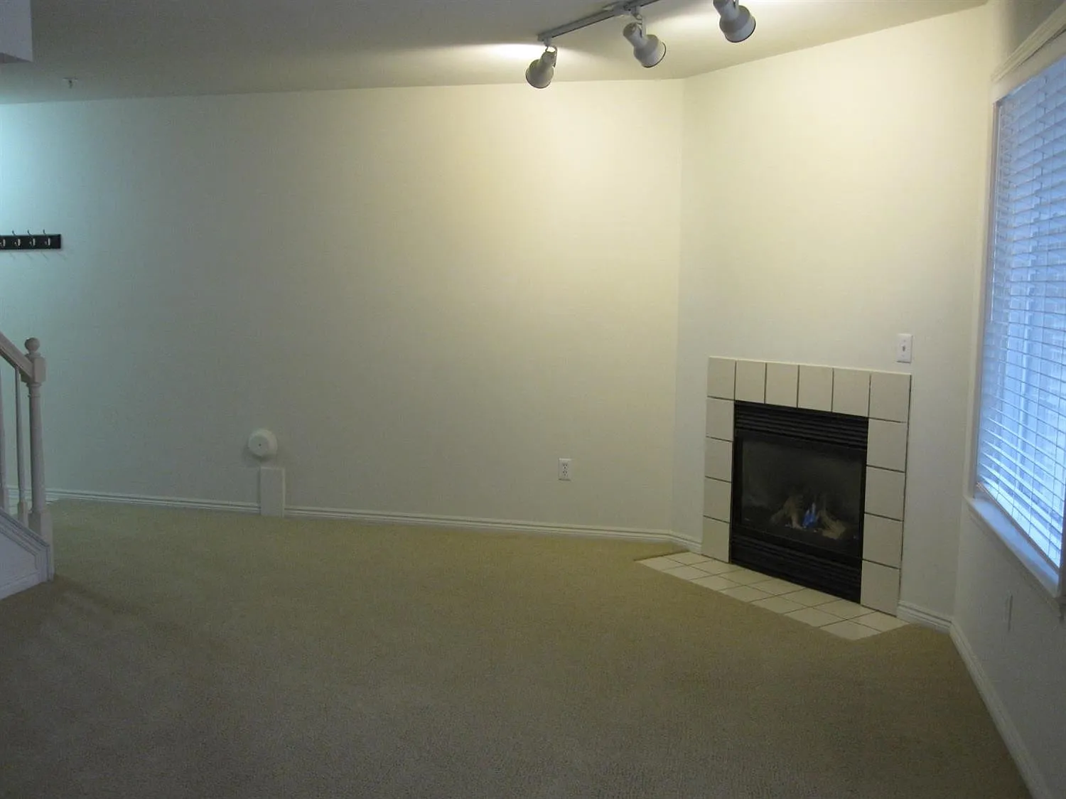 3 bed, 2.5 bath, 1416 sqft, $2,400 — Photo 3