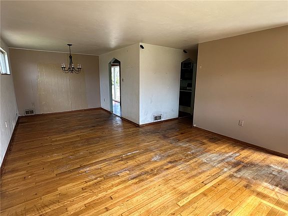 3rd image of 14 W Hillcrest Rd