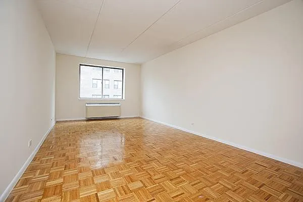 Rented by Siderow Residential Group | media 14