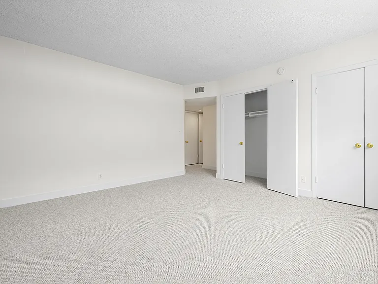 221 S Reeves Dr — Photo 9