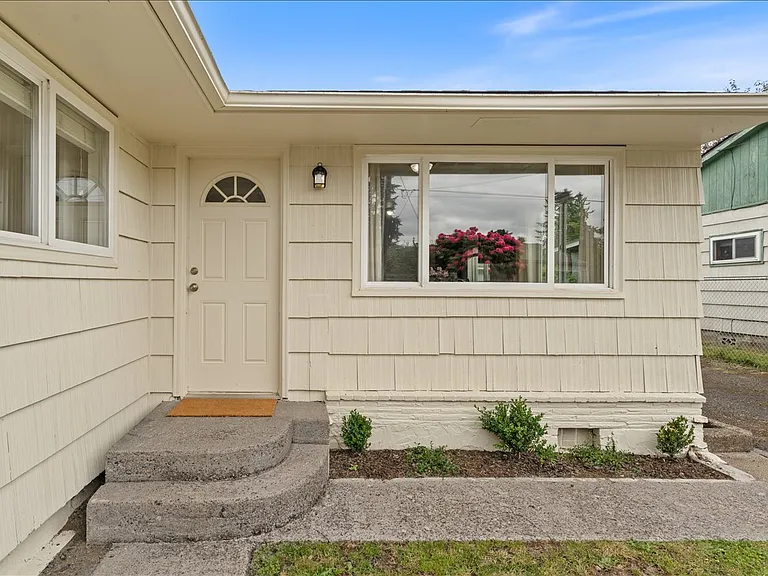 114 Cherry St NW — Photo 3