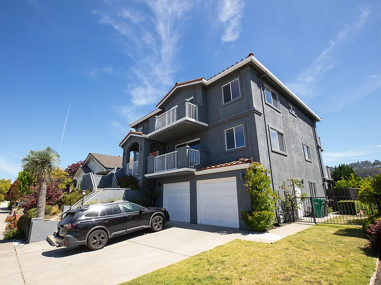 5070 Cochrane Ave — Photo 1