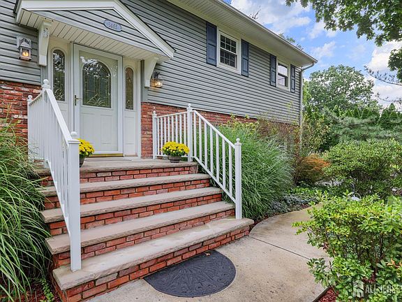 5th image of 1465 Thomas Ave
