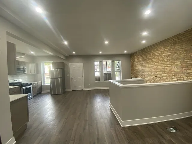 Building Photo - 4233 W Potomac Ave #3