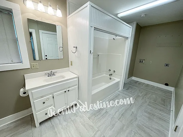 613 E Brazos St #1/2 — Photo 10