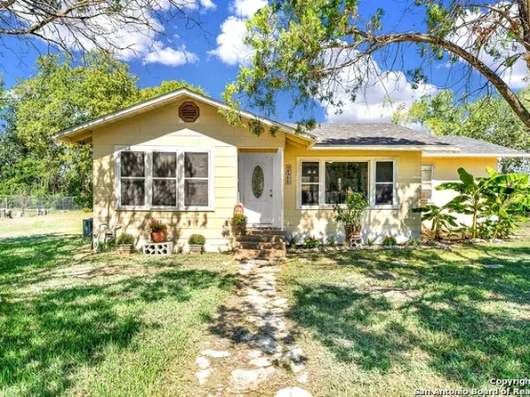 702 W Rubie St, Falls City, TX 78113