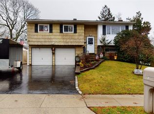 28 Fran Ln, Selden, NY 11784