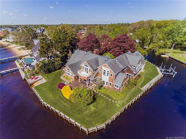 1st image of 26 River Bend Dr