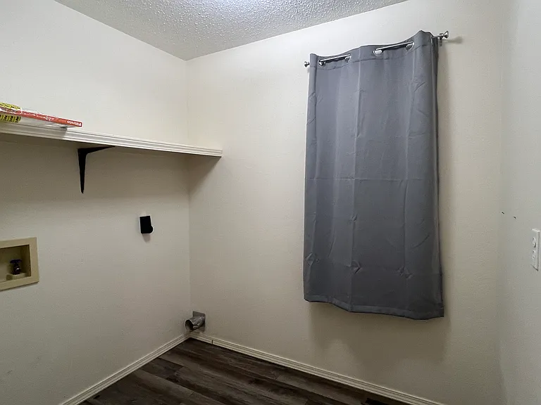 204 E Robberson St — Photo 8
