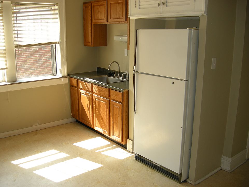 Kitchen, good natural light