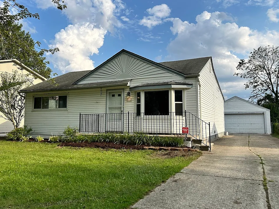 876 Robinwood Dr
