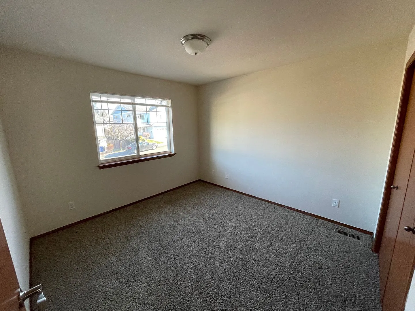 Pending Application Lovely 3 Bedroom Townhouse In The Heart Of Town — Photo 4