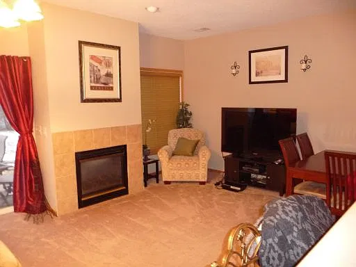 Fantastic 2BR/2.5BA Town Home! — Photo 4