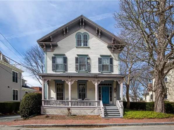 28 Mount Vernon St, Newport, RI 02840