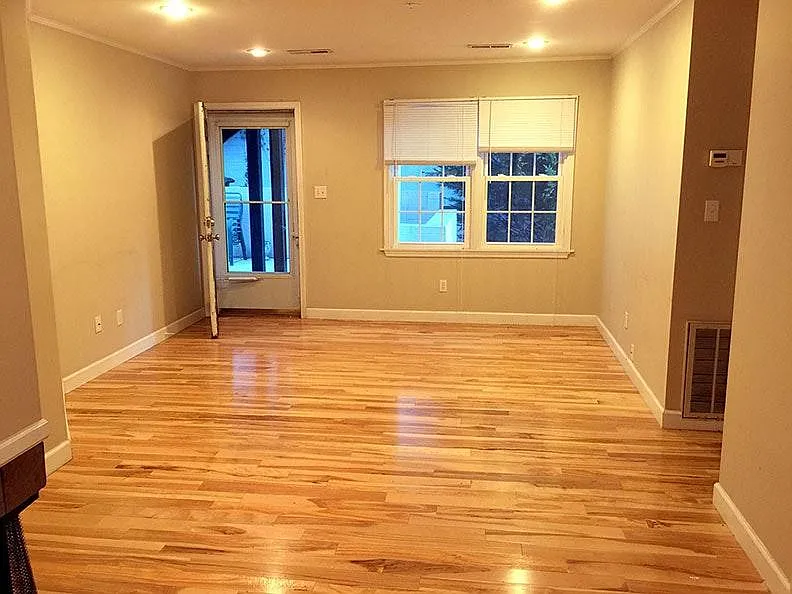 LIVING ROOM - 1408 Glade St #4