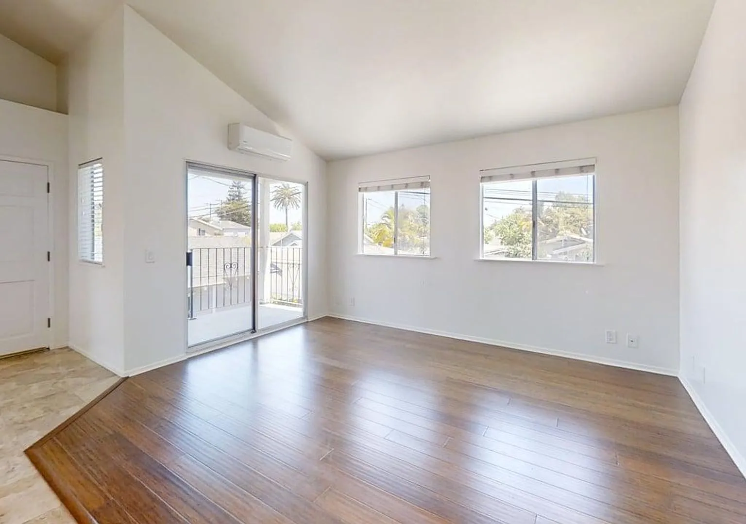2BD/1BA Apartment in Belmont Heights — Photo 4