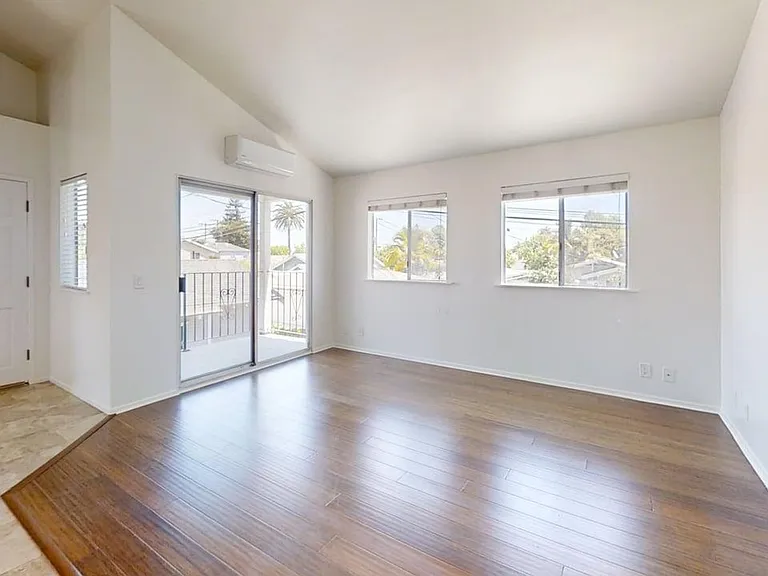 2BD/1BA Apartment in Belmont Heights — Photo 4