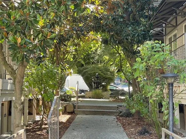 3825 34th Ave W APT 2, Seattle, WA 98199