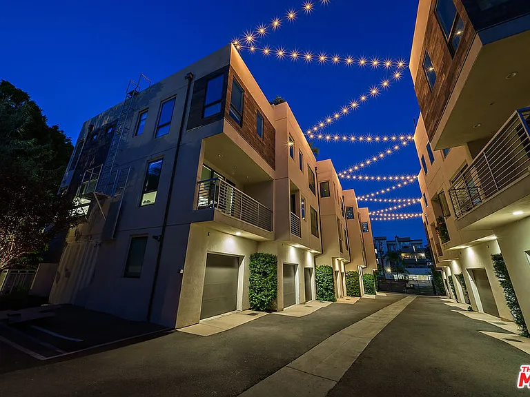 2111 N Cahuenga Blvd #1 — Photo 41
