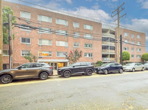 101 Clinton Avenue #2J, Mineola, NY 11501