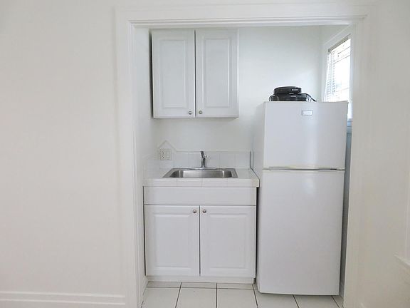 5th image of 101 N Clark Dr