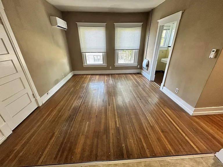 505 1/2 E Locust St #B — Photo 14
