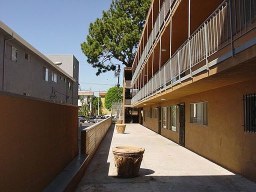 4th image of 302 W Queen St APT 08